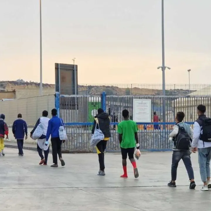 Migranti, ripartono i trasferimenti da Lampedusa a Porto Empedocle. Ancora sbarchi sull’isola