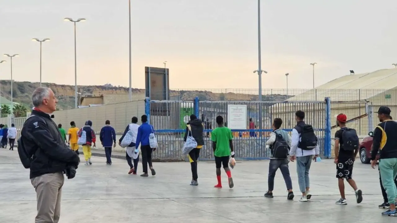 Migranti, ripartono i trasferimenti da Lampedusa a Porto Empedocle. Ancora sbarchi sull’isola