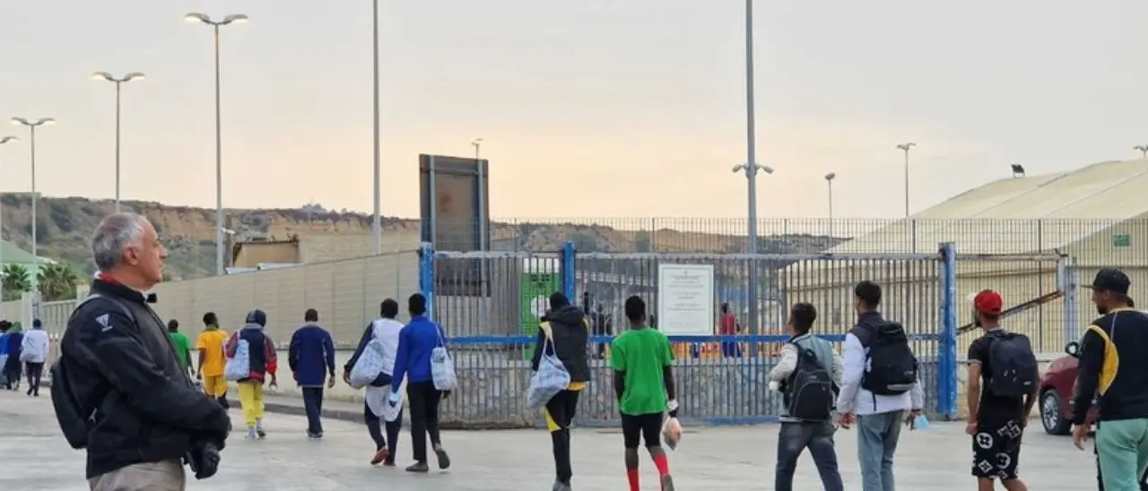 Migranti, ripartono i trasferimenti da Lampedusa a Porto Empedocle. Ancora sbarchi sull’isola