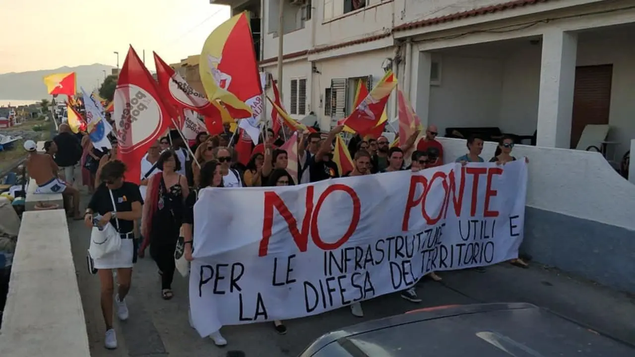 Ponte sullo stretto, corteo nazionale il 2 dicembre per dire No: «Si usino i soldi per le vere priorità dei territori»