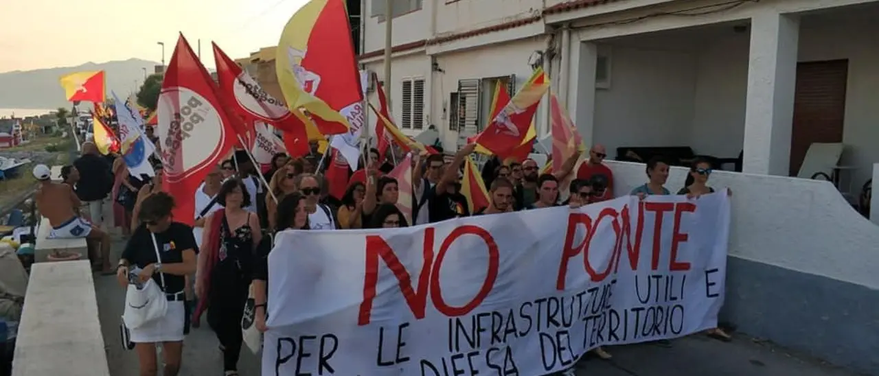 Ponte sullo stretto, corteo nazionale il 2 dicembre per dire No: «Si usino i soldi per le vere priorità dei territori»