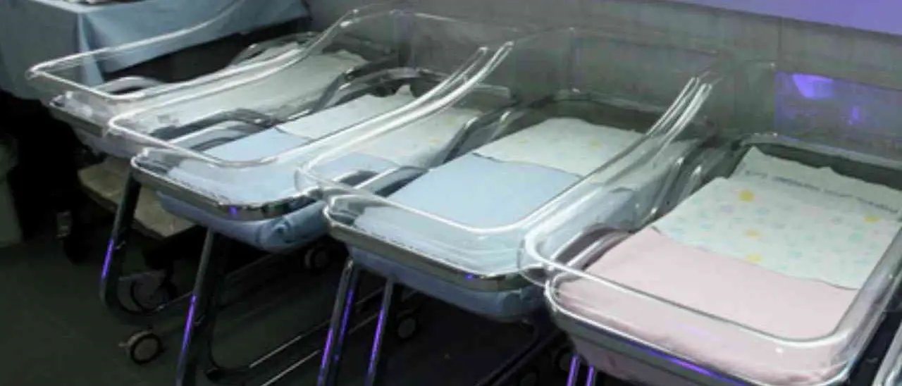 Meno figli e residenti in fuga, in Calabria la popolazione continua a diminuire: in 10 anni persi 100mila abitanti