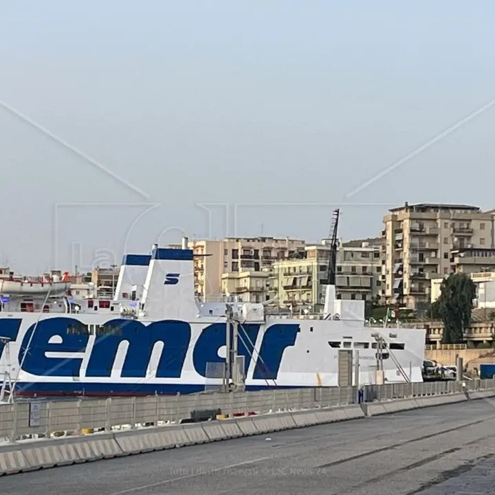 Migranti, il traghetto proveniente da Porto Empedocle con 630 persone è arrivato a Reggio Calabria