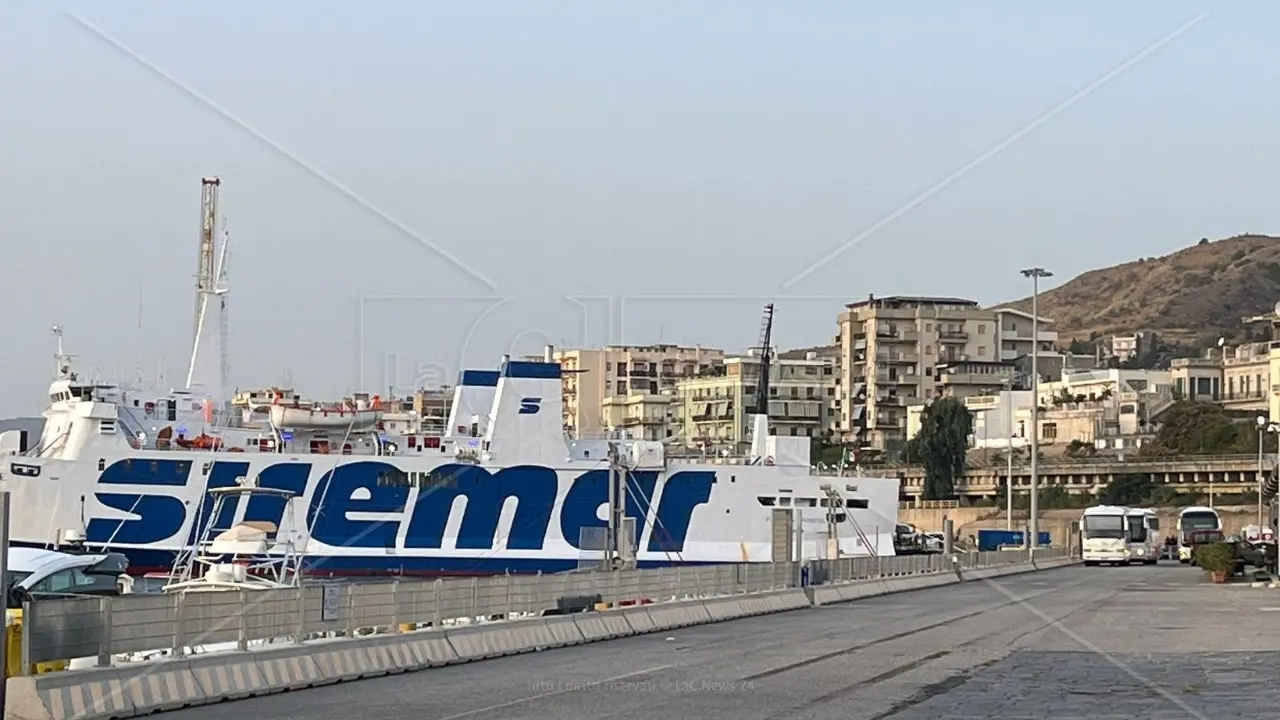 Migranti, il traghetto proveniente da Porto Empedocle con 630 persone è arrivato a Reggio Calabria