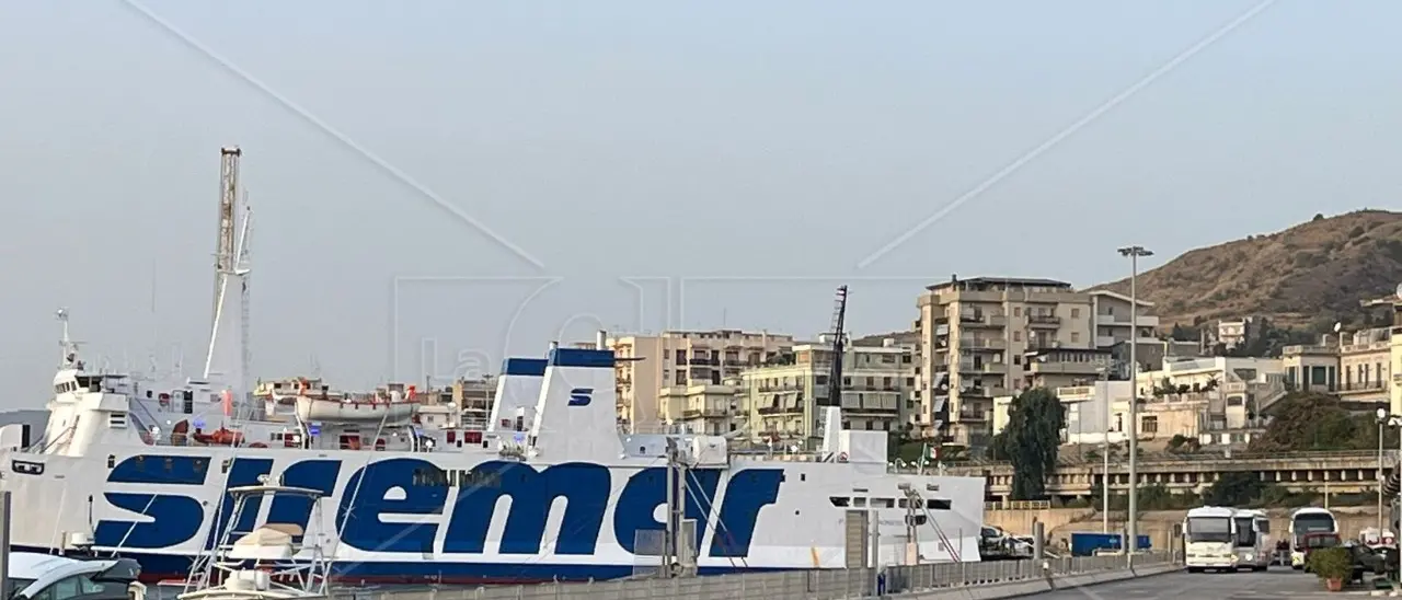 Migranti, il traghetto proveniente da Porto Empedocle con 630 persone è arrivato a Reggio Calabria