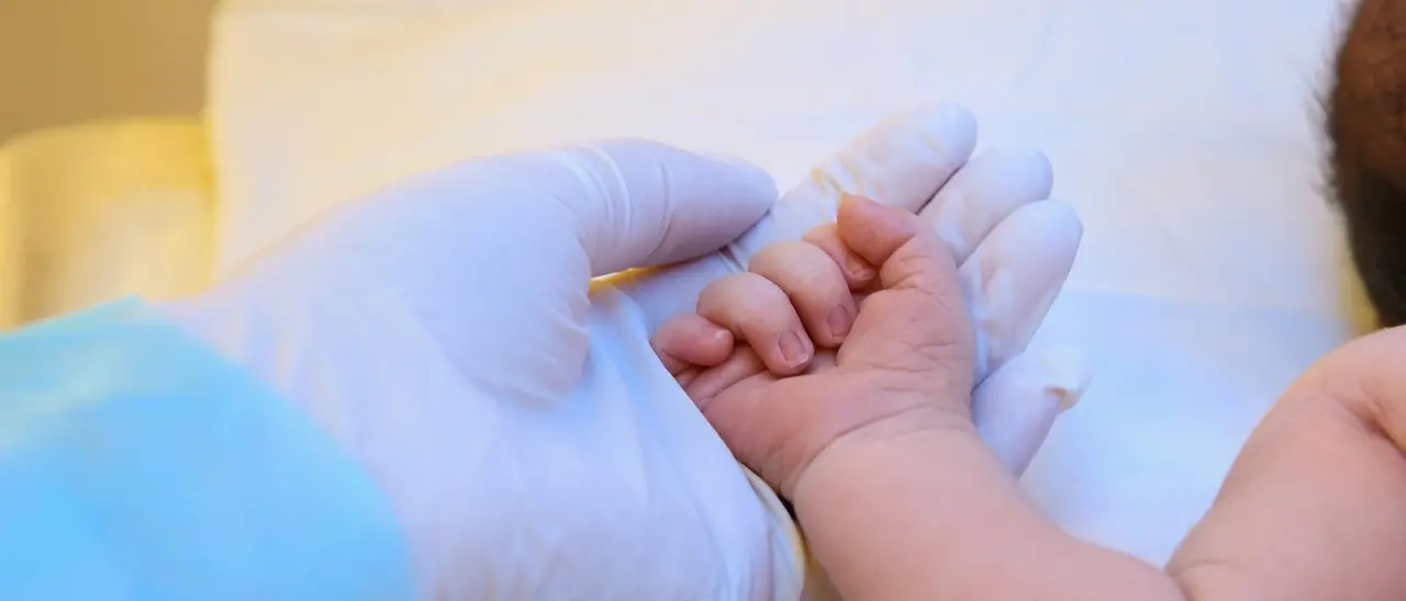 Bimbo morto a Cosenza, sta meglio il fratellino di 5 mesi ricoverato a Roma: in settimana sarà dimesso