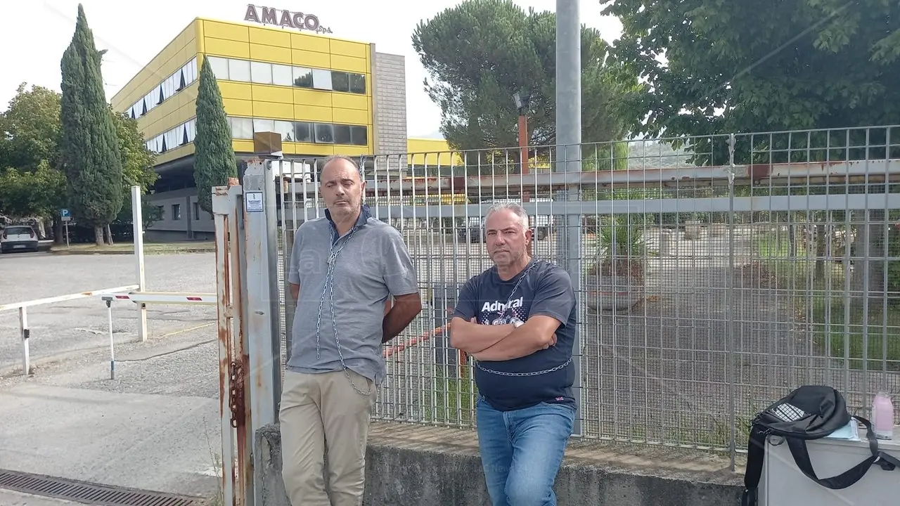 Cosenza, autisti in catene all’ingresso della sede Amaco per il mancato rinnovo contrattuale