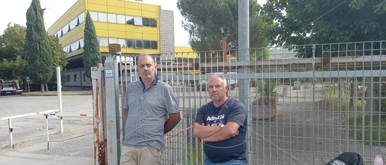 Cosenza, autisti in catene all’ingresso della sede Amaco per il mancato rinnovo contrattuale