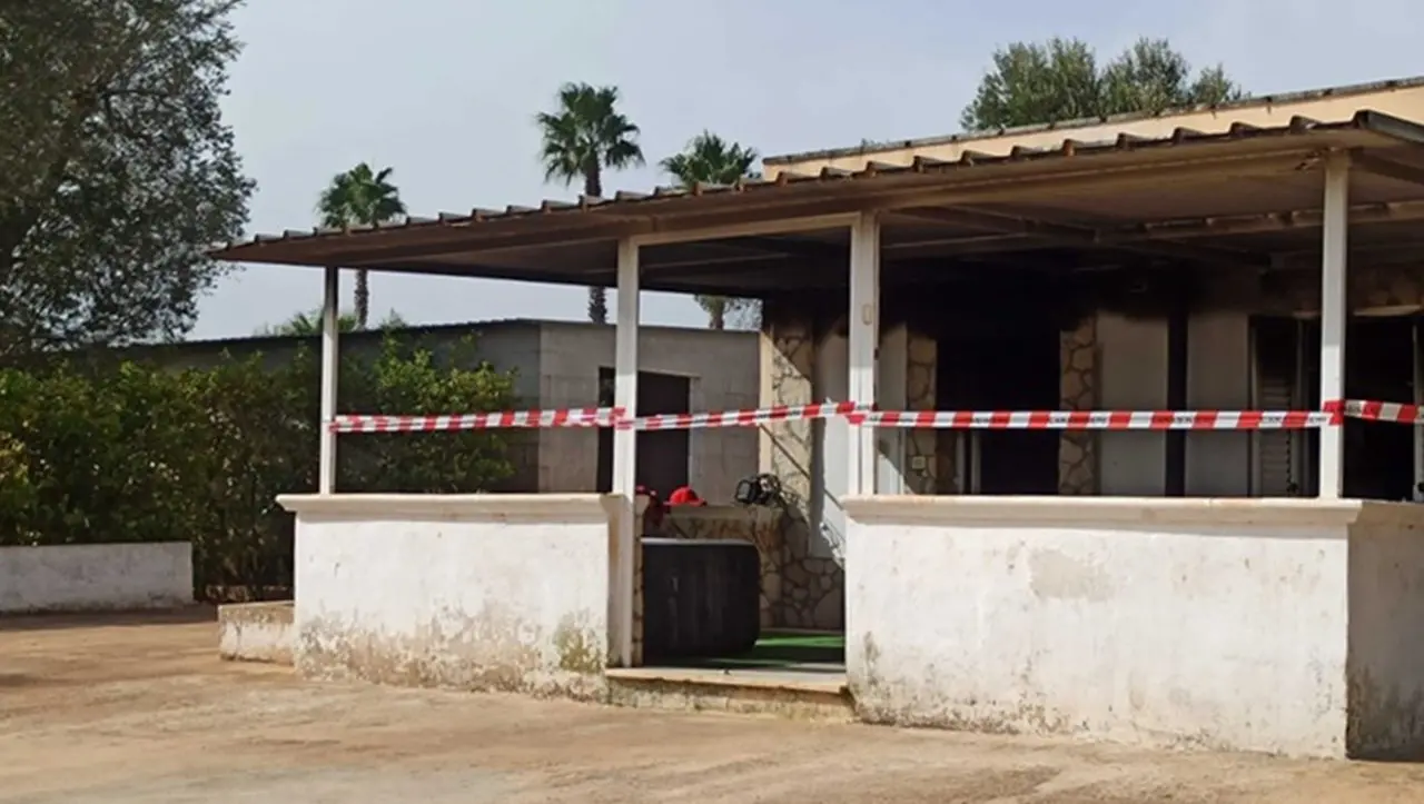 Donna trovata morta carbonizzata in una casa di campagna, fermato il figlio