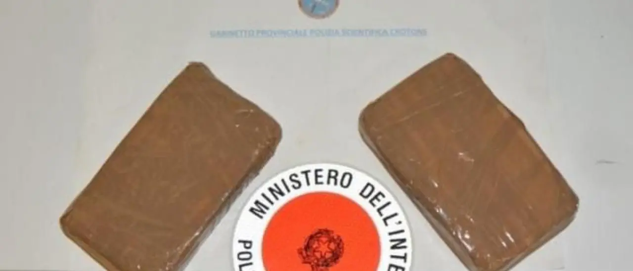 Crotone, sorpreso in auto con oltre un chilo di eroina: arrestato un 60enne