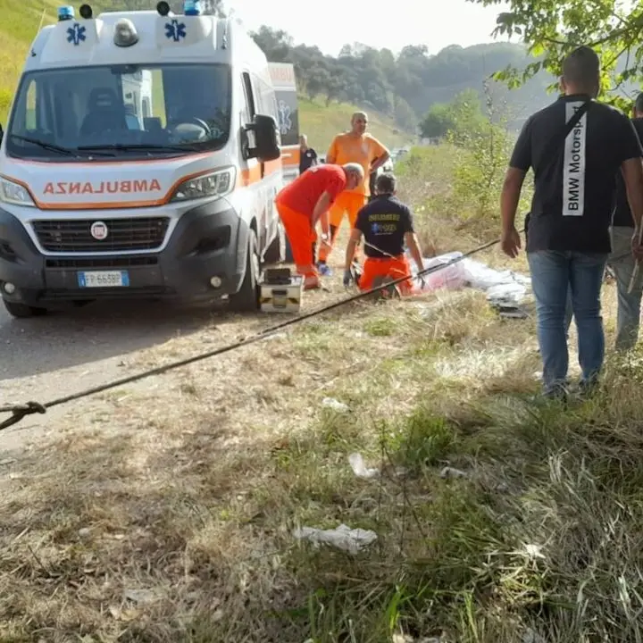 Tragico incidente nel Vibonese, auto finisce in una scarpata: un morto