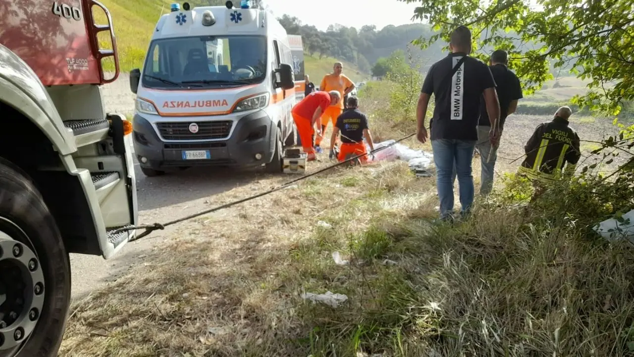 Tragico incidente nel Vibonese, auto finisce in una scarpata: un morto