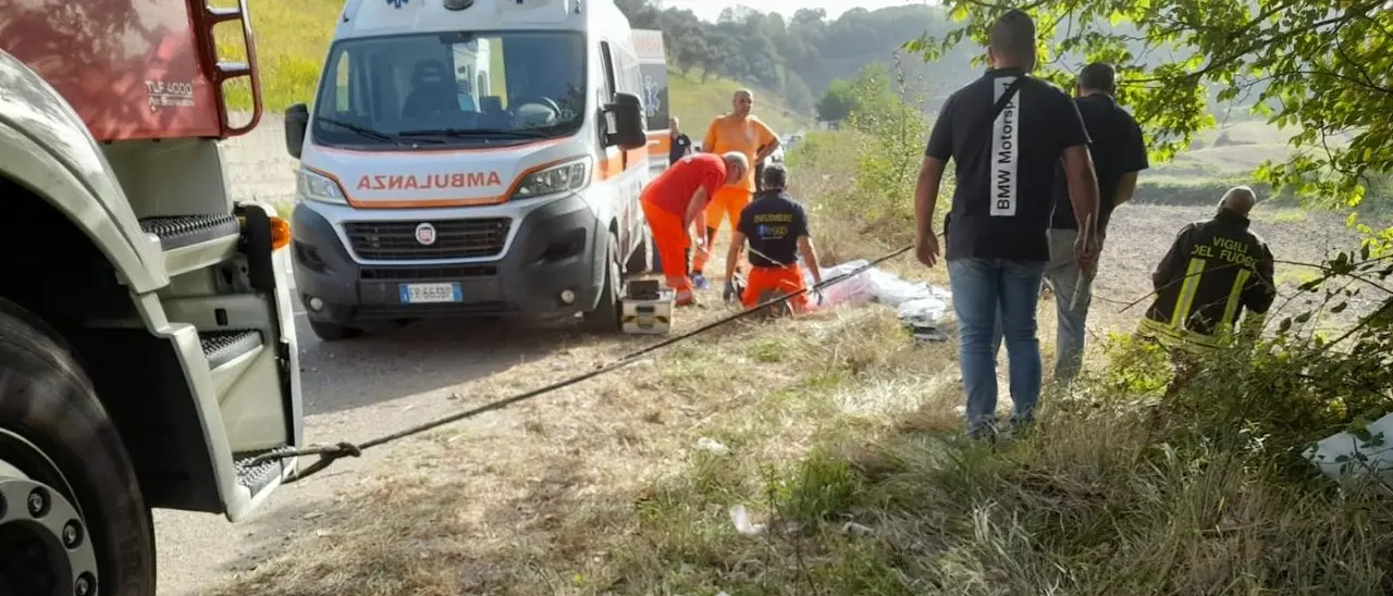 Tragico incidente nel Vibonese, auto finisce in una scarpata: un morto