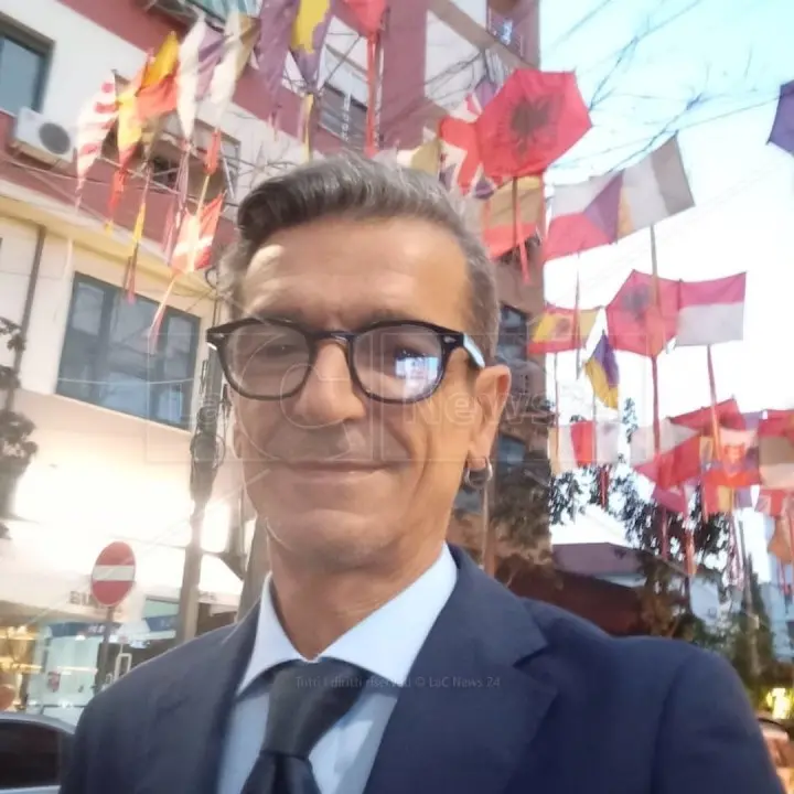 Ricominciare da zero a 58 anni: la storia del calabrese Roberto, manager di successo in Albania