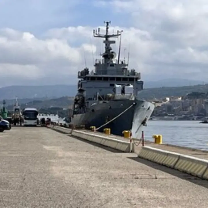 Migranti, continuano i trasferimenti da Lampedusa. Questa sera 569 persone arriveranno a Reggio Calabria