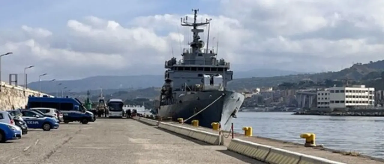 Migranti, continuano i trasferimenti da Lampedusa. Questa sera 569 persone arriveranno a Reggio Calabria