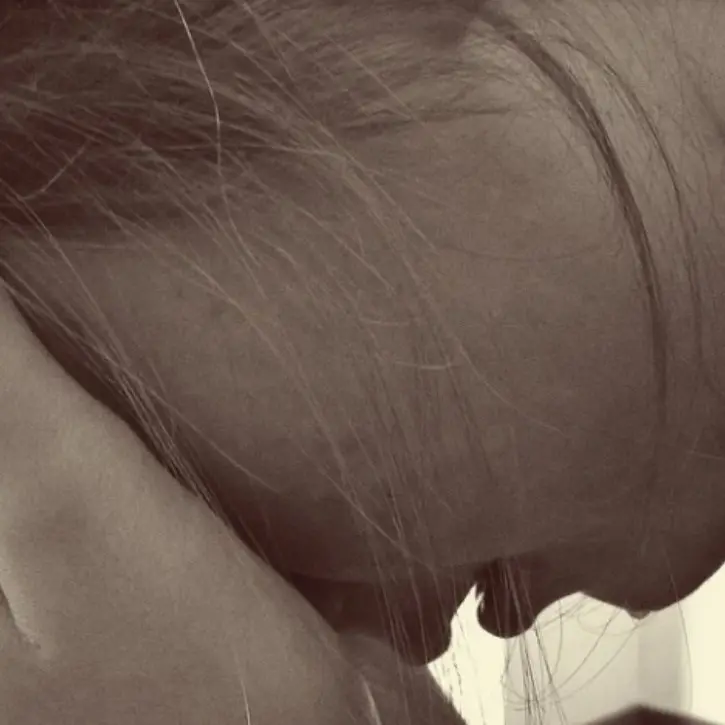 Francia, 14enne arrestato in classe per atti di bullismo nei confronti di una ragazzina trans