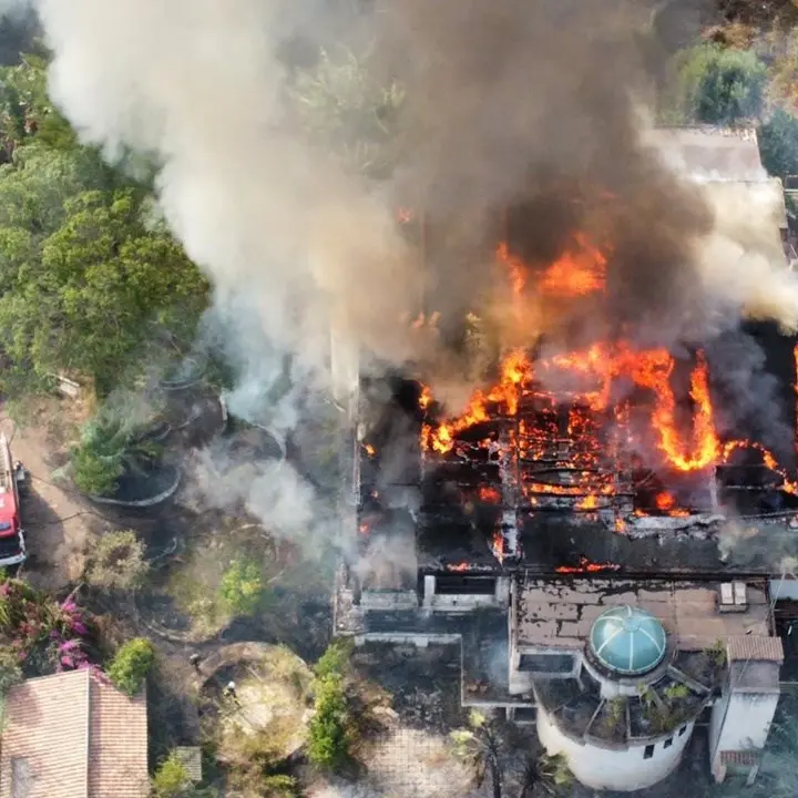 Vibo, vasto incendio distrugge il Lido degli aranci a Bivona: era chiuso dall’alluvione del 2006