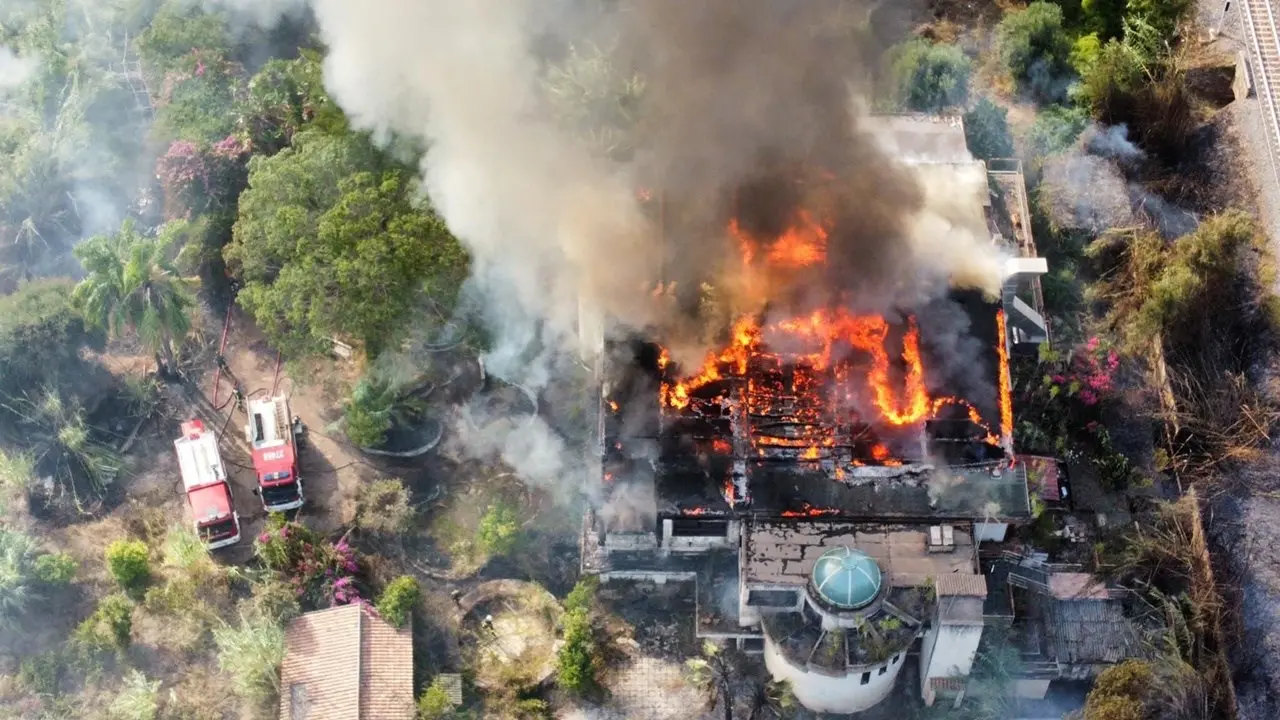 Vibo, vasto incendio distrugge il Lido degli aranci a Bivona: era chiuso dall’alluvione del 2006