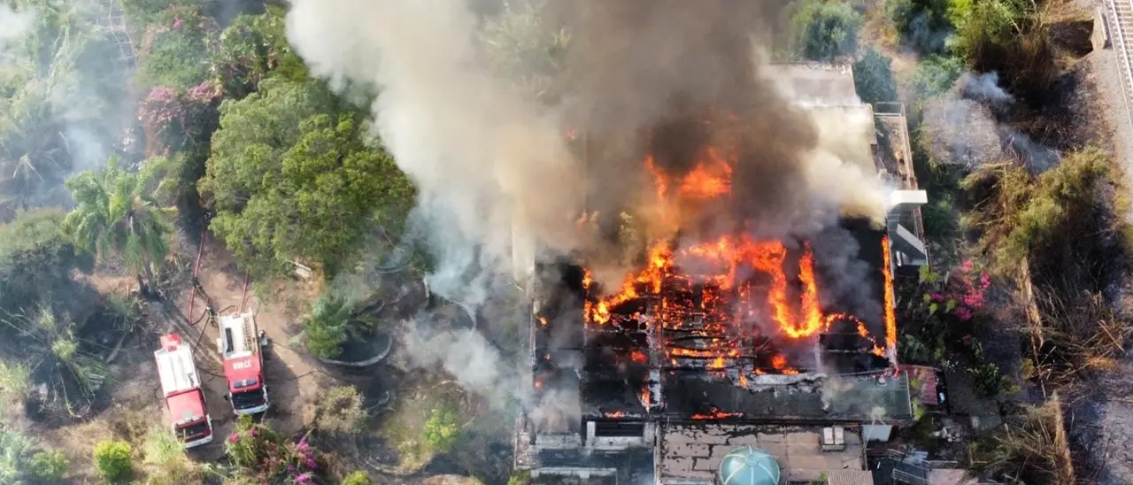Vibo, vasto incendio distrugge il Lido degli aranci a Bivona: era chiuso dall’alluvione del 2006