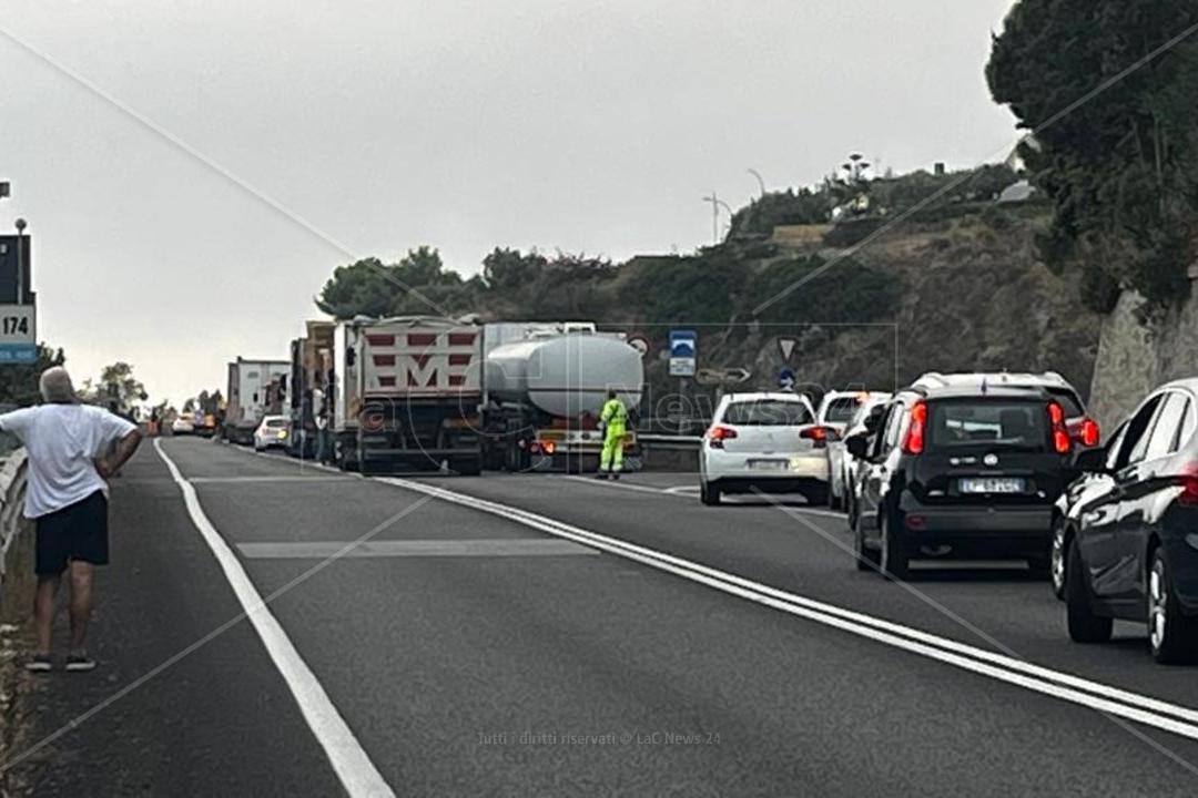 Incidente sulla 106, scontro tra tre mezzi a Copanello: sei feriti e ...