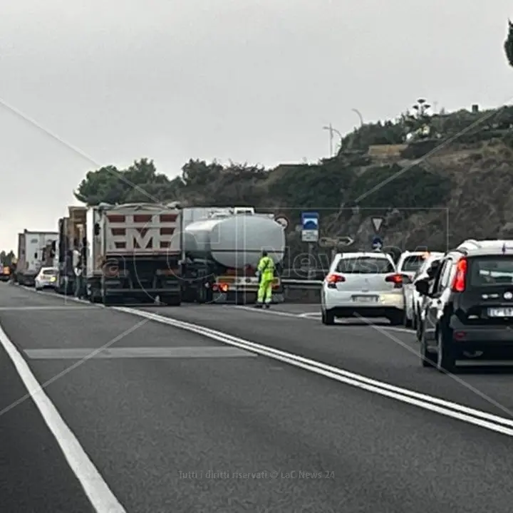 Incidente sulla 106, scontro tra tre mezzi a Copanello: sei feriti e disagi alla circolazione