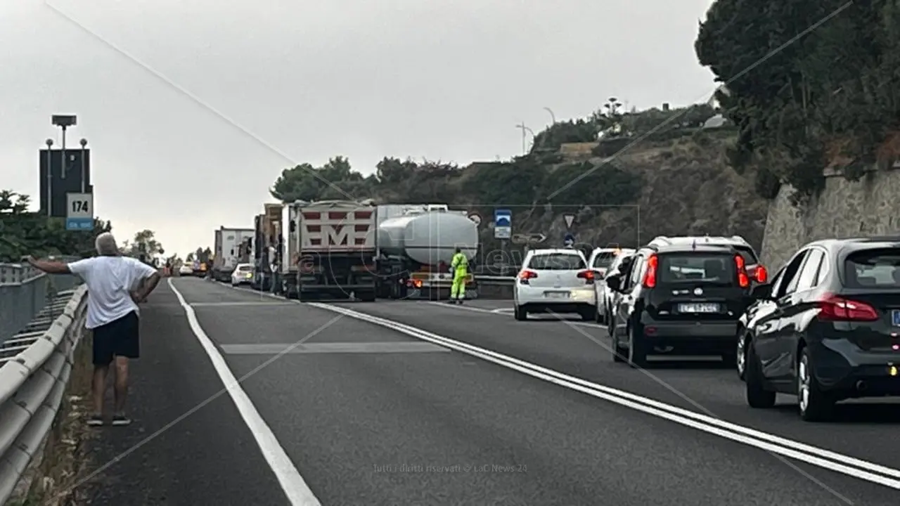 Incidente sulla 106, scontro tra tre mezzi a Copanello: sei feriti e disagi alla circolazione