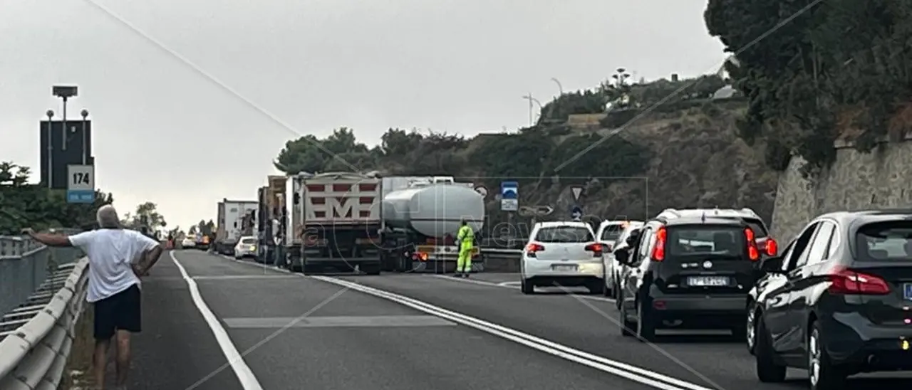 Incidente sulla 106, scontro tra tre mezzi a Copanello: sei feriti e disagi alla circolazione