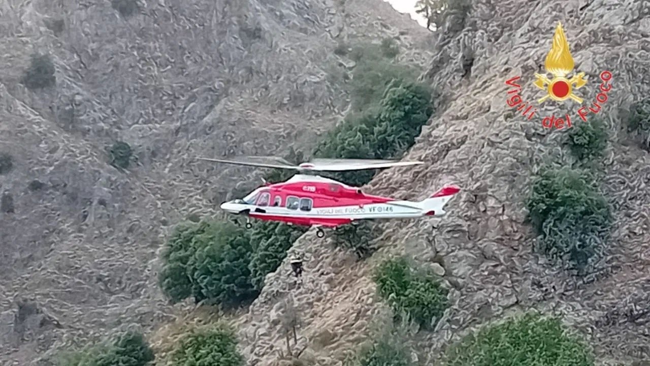 Parco dell’Aspromonte, 69enne accusa un malore durante un’escursione: soccorso dall’elicottero dei vigili del fuoco