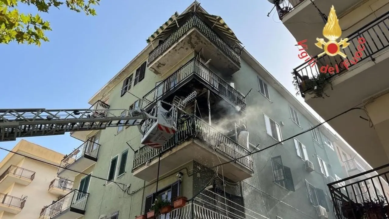 Incendio a Crotone, in fiamme caldaia di un appartamento in pieno centro: panico tra i residenti