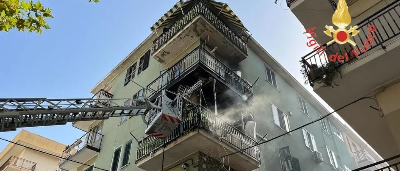 Incendio a Crotone, in fiamme caldaia di un appartamento in pieno centro: panico tra i residenti