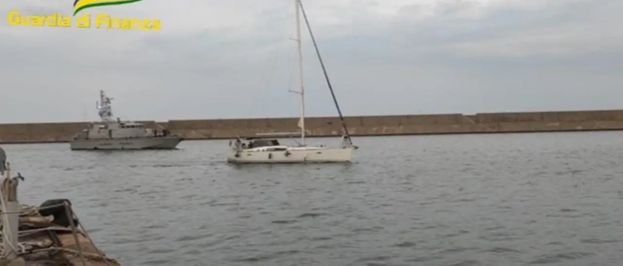 Arrestati 3 presunti scafisti, trasportavano 69 migranti verso Crotone: uno è minorenne