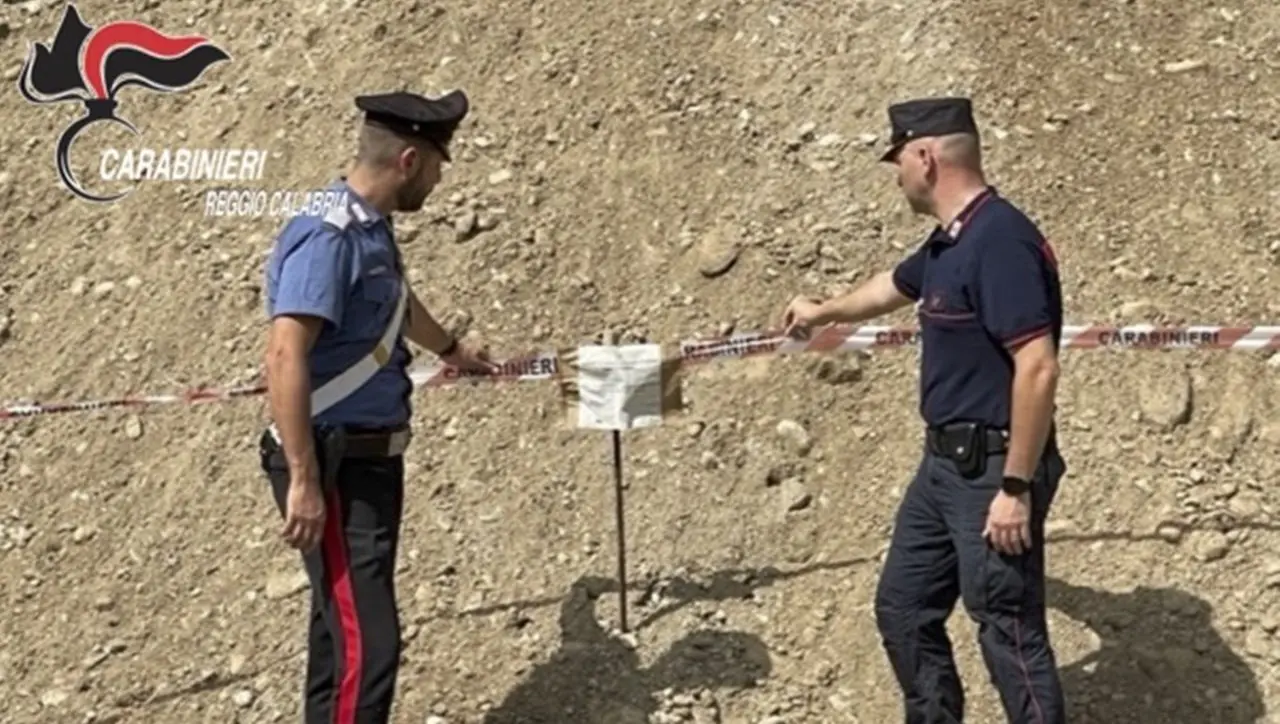 Il greto del fiume Petrace adibito a cava, tre arresti nel Reggino per il furto di inerti