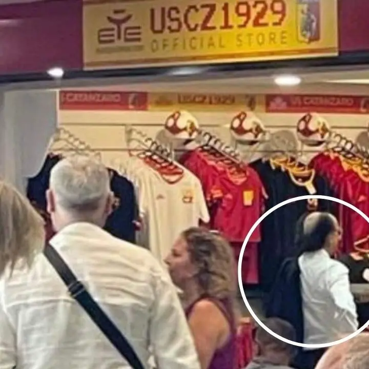 È lui o non è lui? La foto (fake?) del presidente del Cosenza davanti allo store del Catanzaro scatena i social