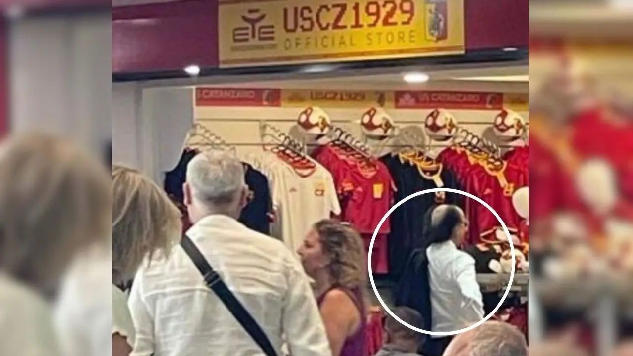 È lui o non è lui? La foto (fake?) del presidente del Cosenza davanti allo store del Catanzaro scatena i social