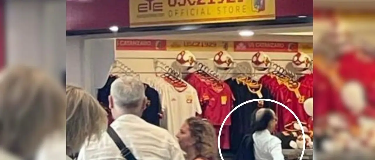 È lui o non è lui? La foto (fake?) del presidente del Cosenza davanti allo store del Catanzaro scatena i social