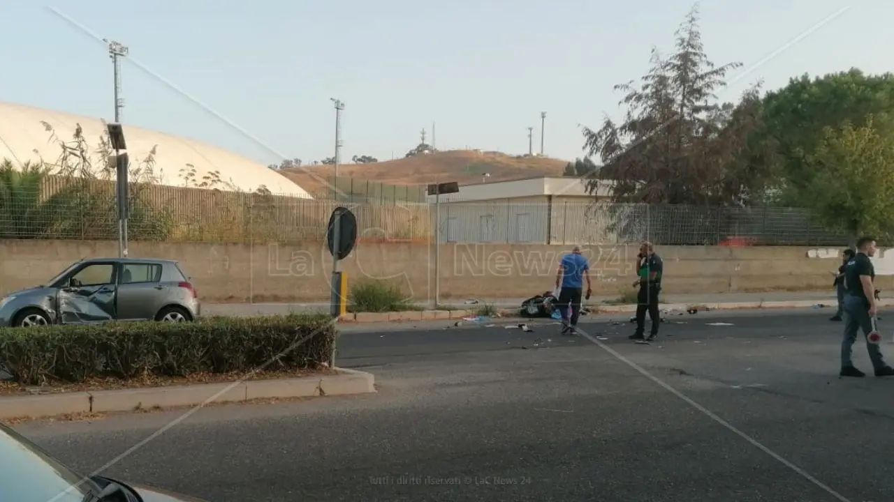 Incidente a Crotone, gravi una bimba e il papà che era andata a prenderla a scuola in scooter