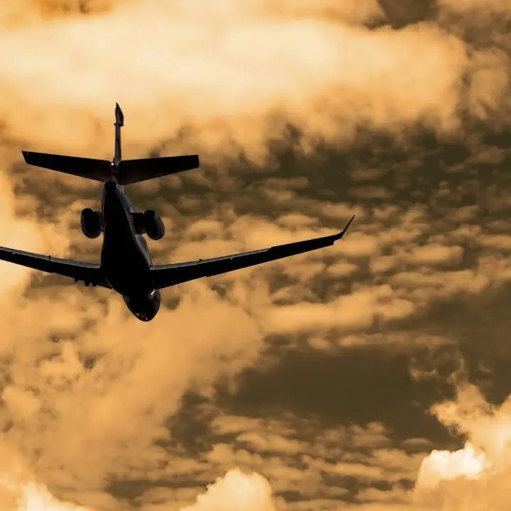 Panico sul volo Lamezia-Milano, l’aereo perde quota per il maltempo. Uno dei passeggeri: «Ho creduto di morire»
