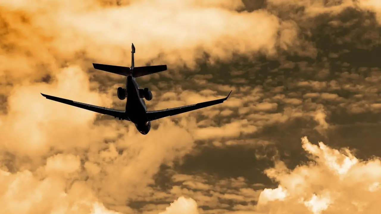 Panico sul volo Lamezia-Milano, l’aereo perde quota per il maltempo. Uno dei passeggeri: «Ho creduto di morire»