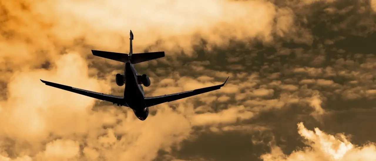 Panico sul volo Lamezia-Milano, l’aereo perde quota per il maltempo. Uno dei passeggeri: «Ho creduto di morire»