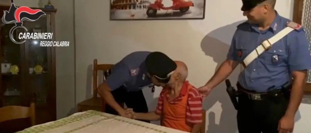 Le fiamme stanno per avvolgere la sua casa, anziano salvato dai carabinieri a Cinquefrondi