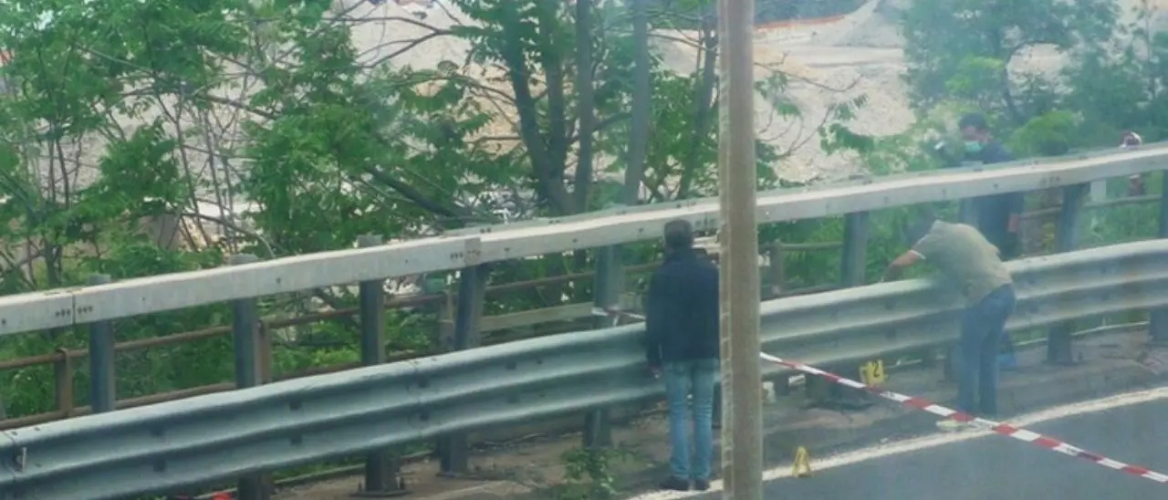 Trieste, trovato un cadavere bendato e con piedi legati appeso al guardrail