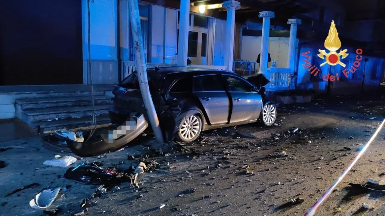 Incidente sulla 106 a Botricello, auto si scontra contro un’altra parcheggiata: un ferito