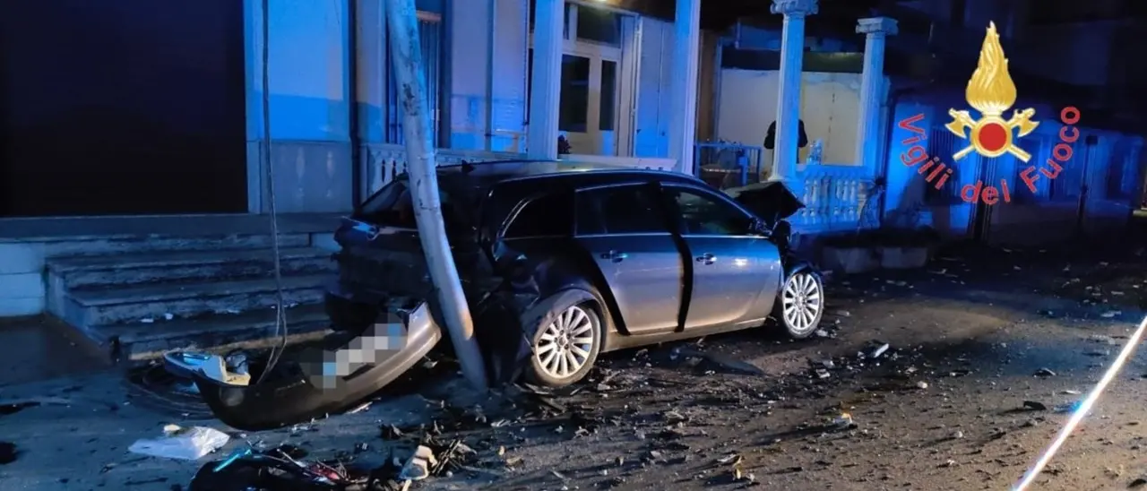 Incidente sulla 106 a Botricello, auto si scontra contro un’altra parcheggiata: un ferito