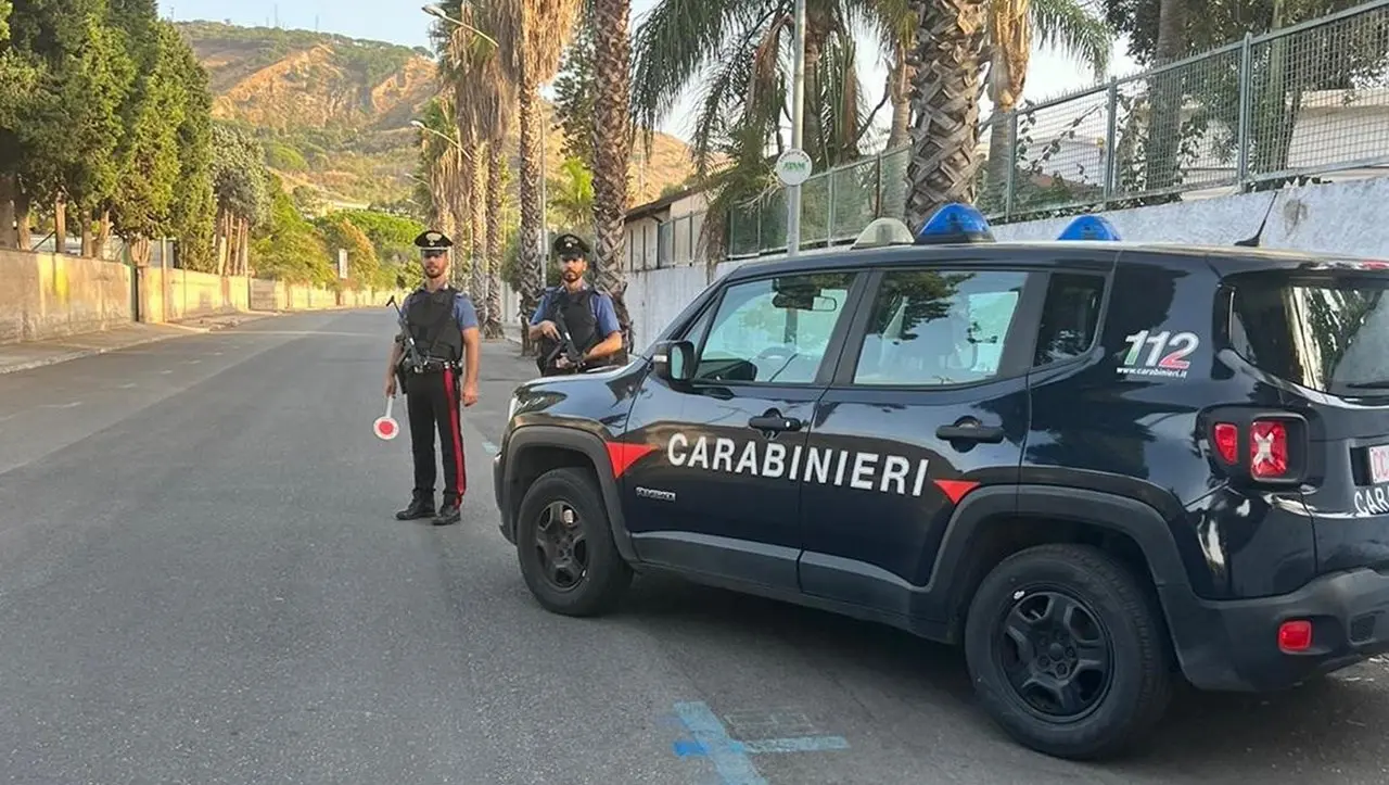 Fermato a un posto di blocco dai carabinieri, tenta di disfarsi della droga: un arresto a Reggio