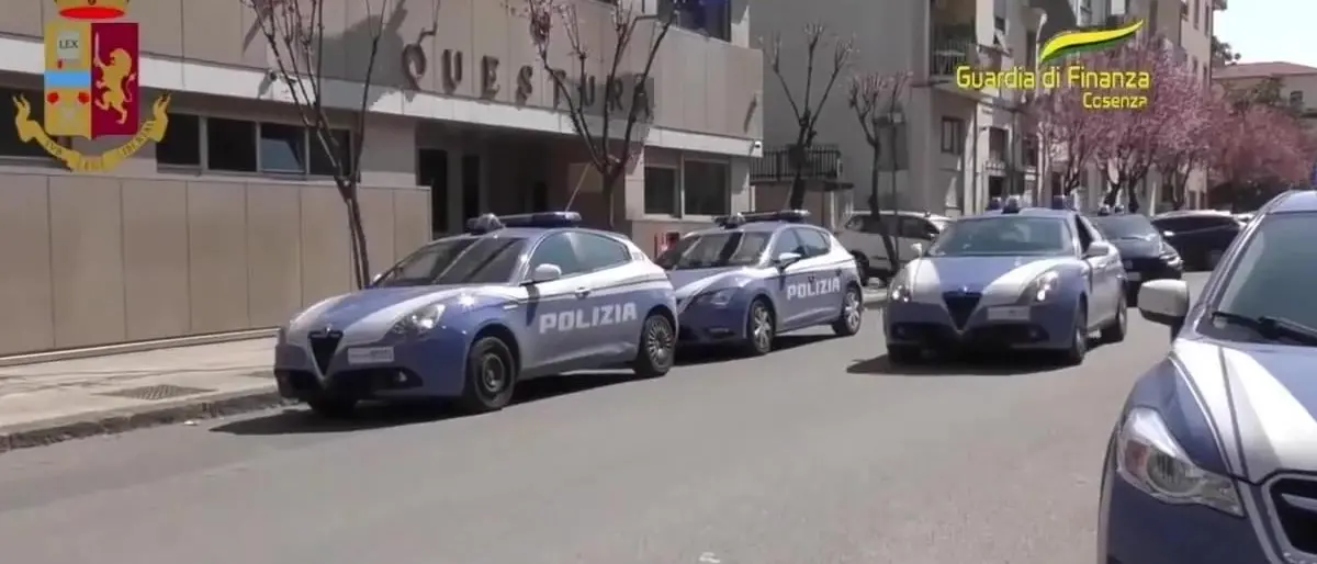 Cosenza, scaraventano a terra un‘anziana per scipparle la borsa: fermato uno dei due autori