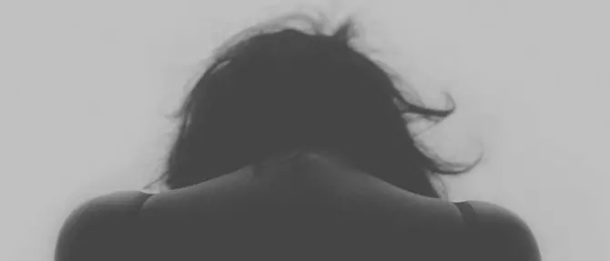 Segregata in casa per gelosia, donna chiede aiuto dalla finestra e i carabinieri la liberano: arrestato il compagno