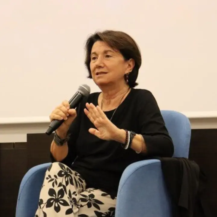 Soveria Mannelli, la ministra Roccella: «Serve un nuovo femminismo contro l’oppressione delle donne»