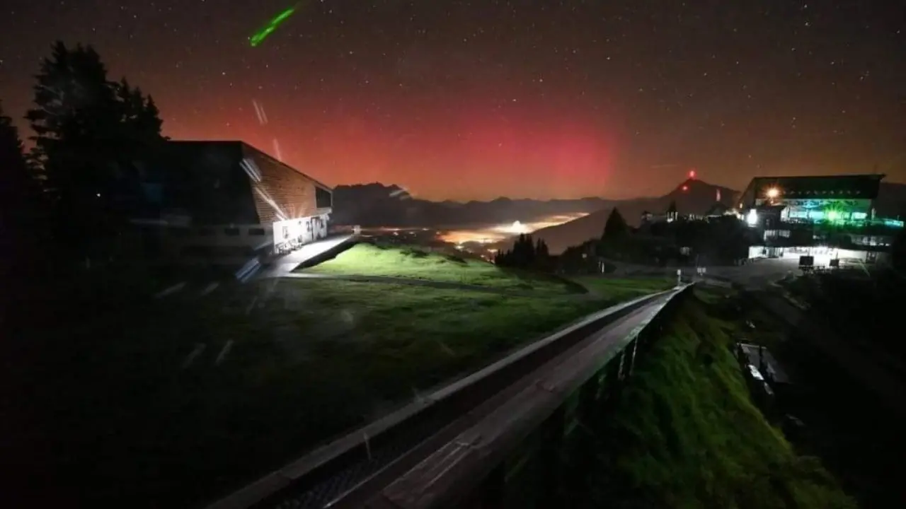 Evento raro e spettacolare, l’aurora boreale ha colorato anche i cieli italiani: ecco perché