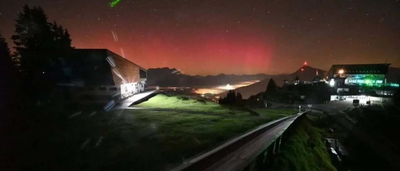 Evento raro e spettacolare, l’aurora boreale ha colorato anche i cieli italiani: ecco perché